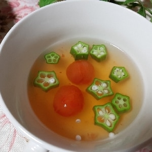 夏野菜で涼感！オクラとトマトの冷製コンソメスープ